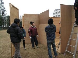 六本木高校で構造物を引き倒す：加藤翼さん 《T》制作風景