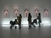 イメージ写真：ベビーカーツアー風景<br>（「小谷元彦展」2010年）