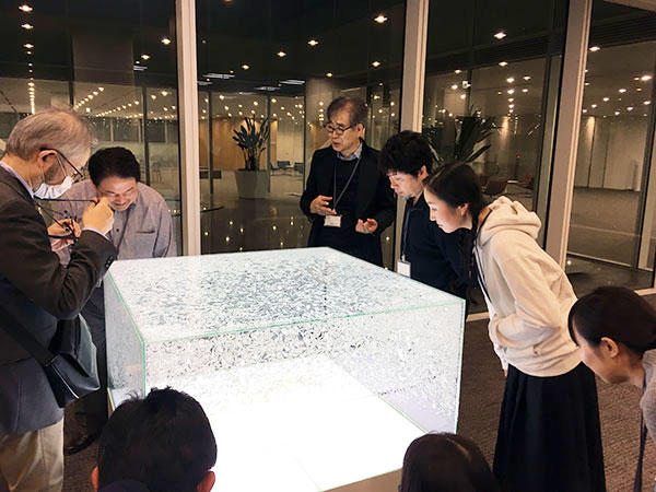 MAMC members and artist Yokoyama Nami studying Miyanaga Aiko’s grand prix-winning work from the Nissan Art Award 2013