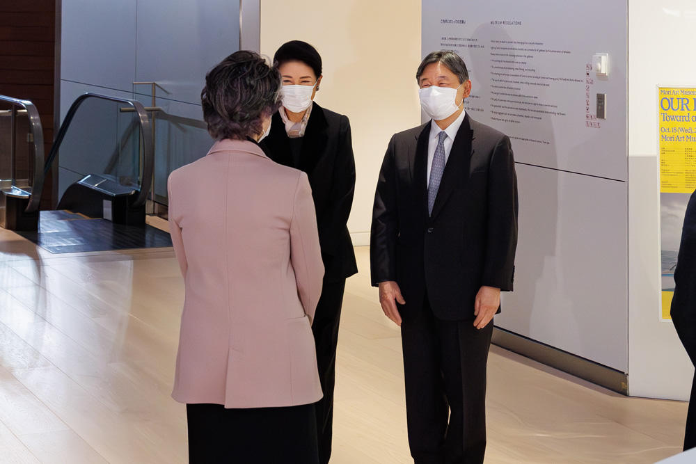 Mori Yoshiko, Chairperson of the Mori Art Museum, greeting Their Majesties the Emperor and Empress at the entrance of the exhibition venue. Photo: Wanibe Haruo
