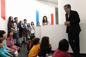 「フレンチ・ウィンドウ展」スペシャルこどもツアー　「教えて館長さん！現代アートってなあに？」レポート