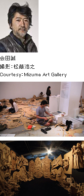 上：《モニュメント・フォー・ナッシングII》 2008年制作風景：名古屋芸術大学Courtesy：Mizuma Art Gallery下：《モニュメント・フォー・ナッシングⅡ》2010年展示風景：TDW-ART 「ジャラパゴス」展、明治神宮外苑特設テントCourtesy：Mizuma Art GalleryPhoto：宮島 径