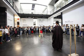 《ソニック・ブロッサム》 2013年 パフォーマンス風景：ユーレンス現代美術センター（UCCA）、北京、2014年 撮影：Mao Zhenyu