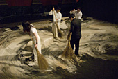 《砂のゲルニカ》2006年パフォーマンス風景：シカゴ・カルチュラル・センター、2007年撮影：Anita Kan