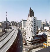 写真：中銀カプセルタワービル