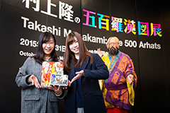 The 200,000th visitor was Kan Mayu, pictured here with her friend Watanabe Mayu.