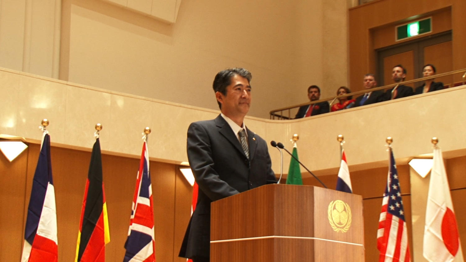 会田 誠《The video of a man calling himself Japan’s Prime Minister making a speech at an international assembly》