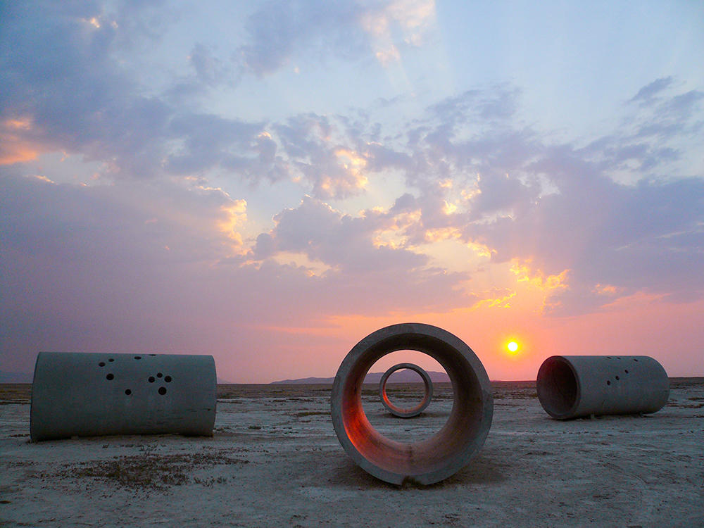 Nancy Holt　Sun Tunnels