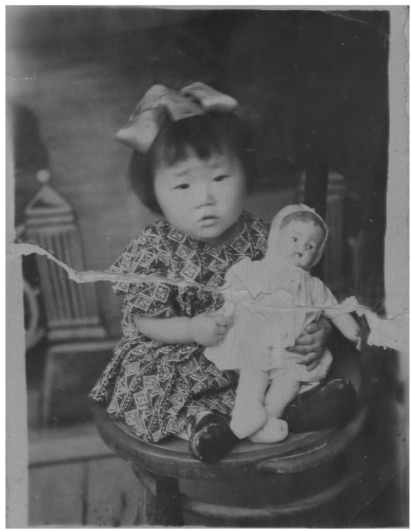 アレキサンダー・ウーガイ《無題（母の写真）》