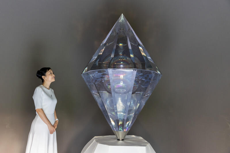 森 万里子《ピース・クリスタル》