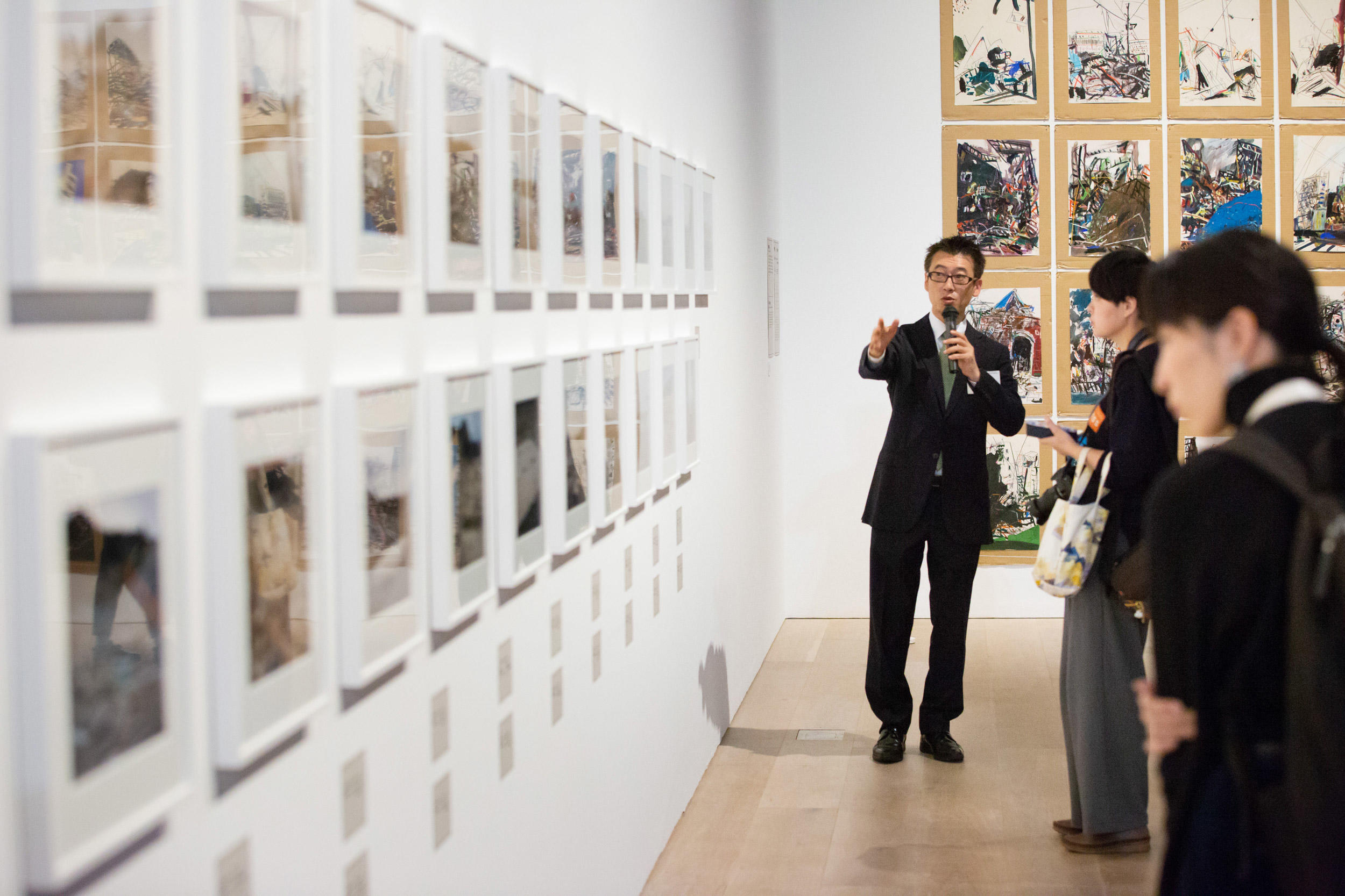 イメージ写真：ギャラリーツアー風景（「カタストロフと美術のちから展」2018-2019年）