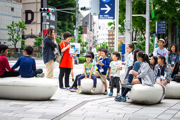 イメージ写真：ワークショップ「こんなパブリックアートがあったら？」風景（まちと美術館のプログラム、2017年）