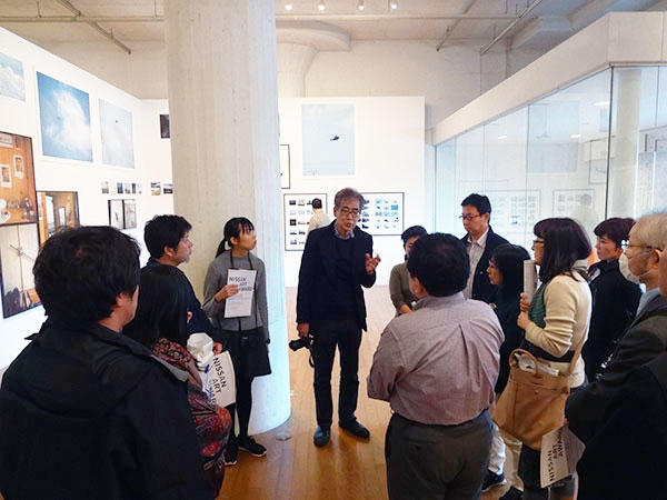 Nanjo discusses the work by Ishikawa Ryuichi