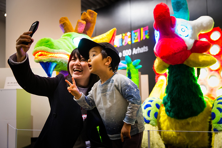 「四神のオブジェ」は小さなお子様にも大人気/"The Four Guardian Objects" are hugely appealing to young children.